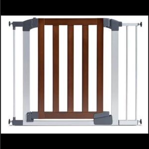 Munchkin Auto Close Pressure Mounted Baby Gate, New